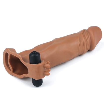 Pleasure X Tender Vibrating - Capa Peniana Marrom em Cyberskin Com Extensor na Glande de 5cm, Anel Escrotal e Vibrador